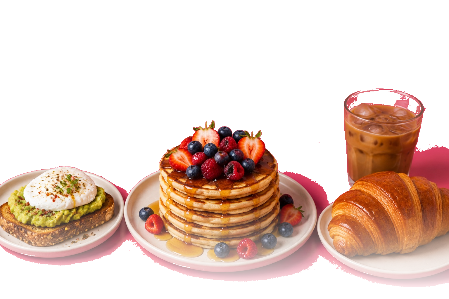 Pancakes généreux aux fruits rouges et sirop, tartine d’avocat avec œuf poché, croissant doré et café glacé sur une table.
